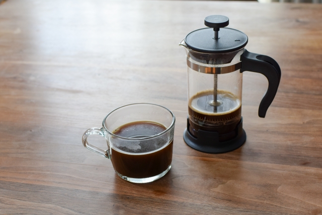 フレンチプレスで抽出している様子