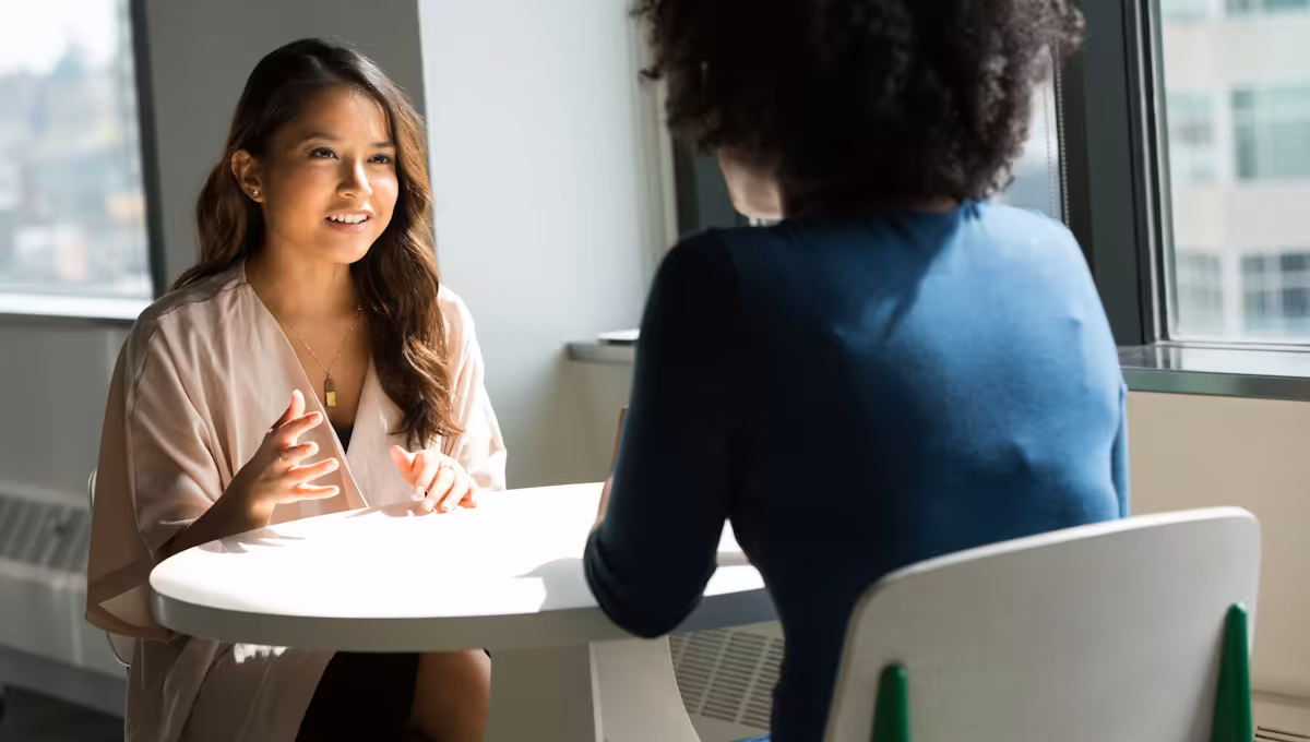 プロと依頼主が笑顔で話しているような安心感のある風景